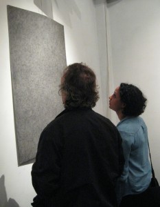 Faranú Faranú (rechts) bij de opening van Songs of Charcoal